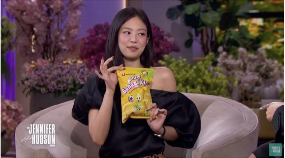 제니가 '제니퍼 허드슨 쇼(The Jennifer Hudson Show)'에서 바나나킥을 소개하는 장면 이미지