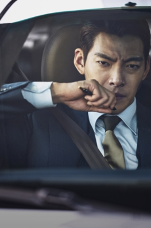 진 회장을 배신해야 하는지 고민하는 박 장군