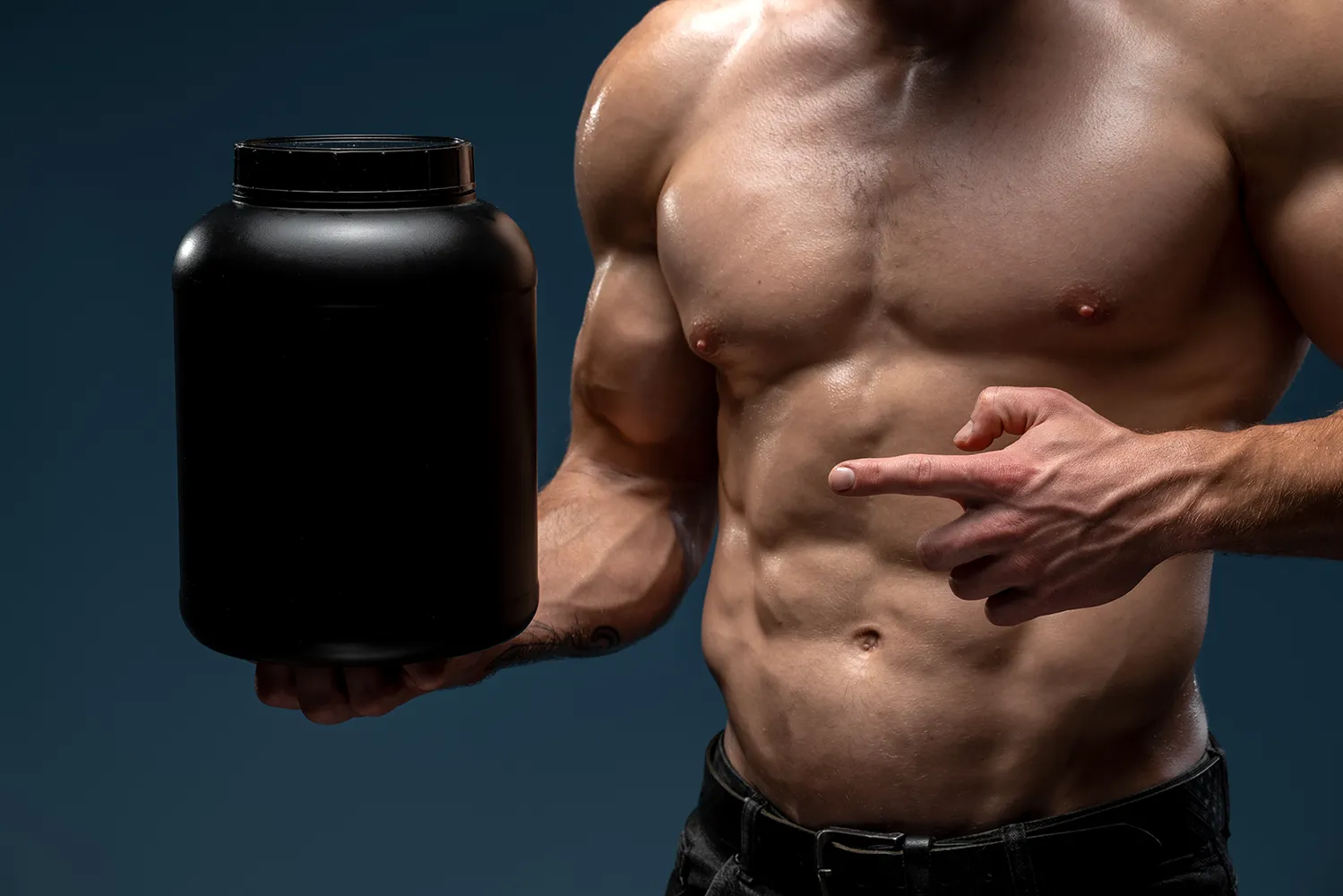 단백질-음료가-담긴-병을-들고-그것을-가리키는-상반신을-드러낸-남성