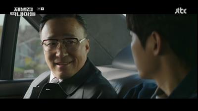 차안에서 진도준에게 경고를 하고 있는 진양철