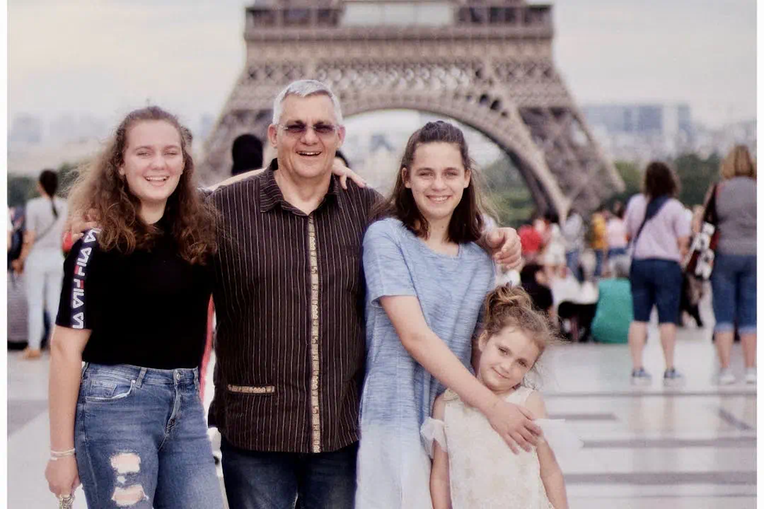 아버지와 딸 3명의 가족사진