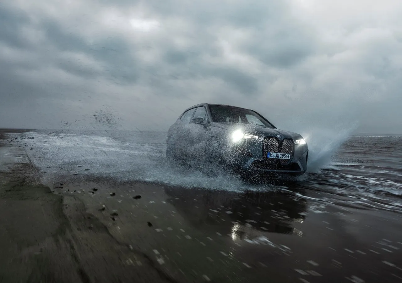 BMW IX M60 차량 이미지