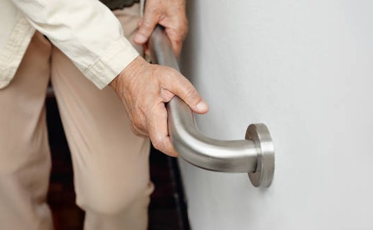 가정 내 노인 낙상 예방을 위한 안전 팁 관련 사진
