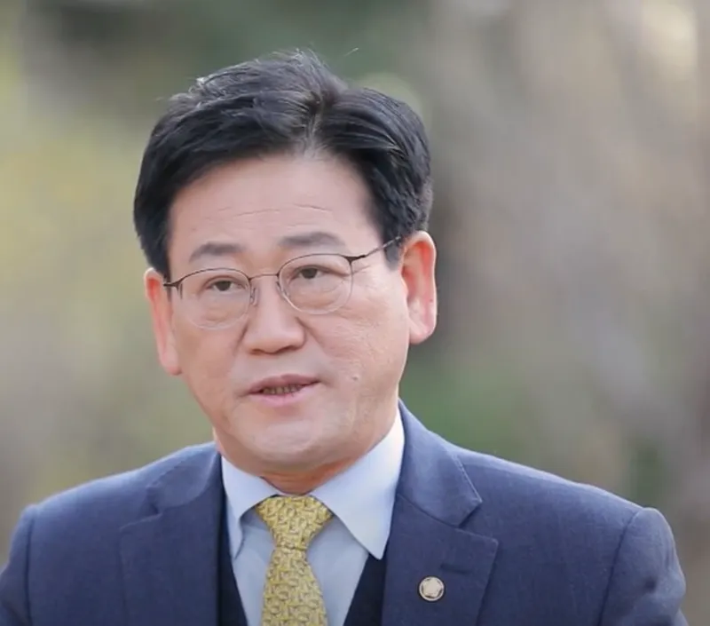 국회의원 인터뷰 장면7.webp