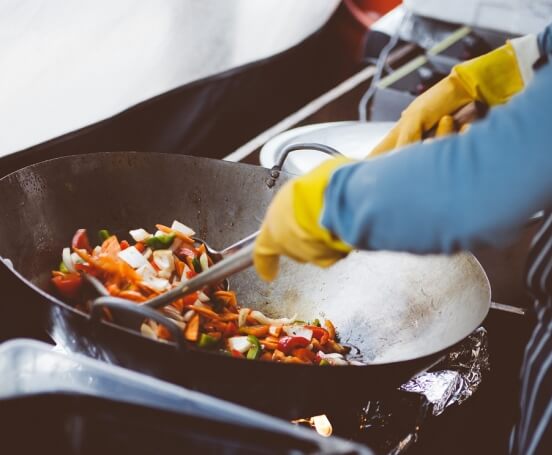 급식소에서-냄비로-음식하는-사진