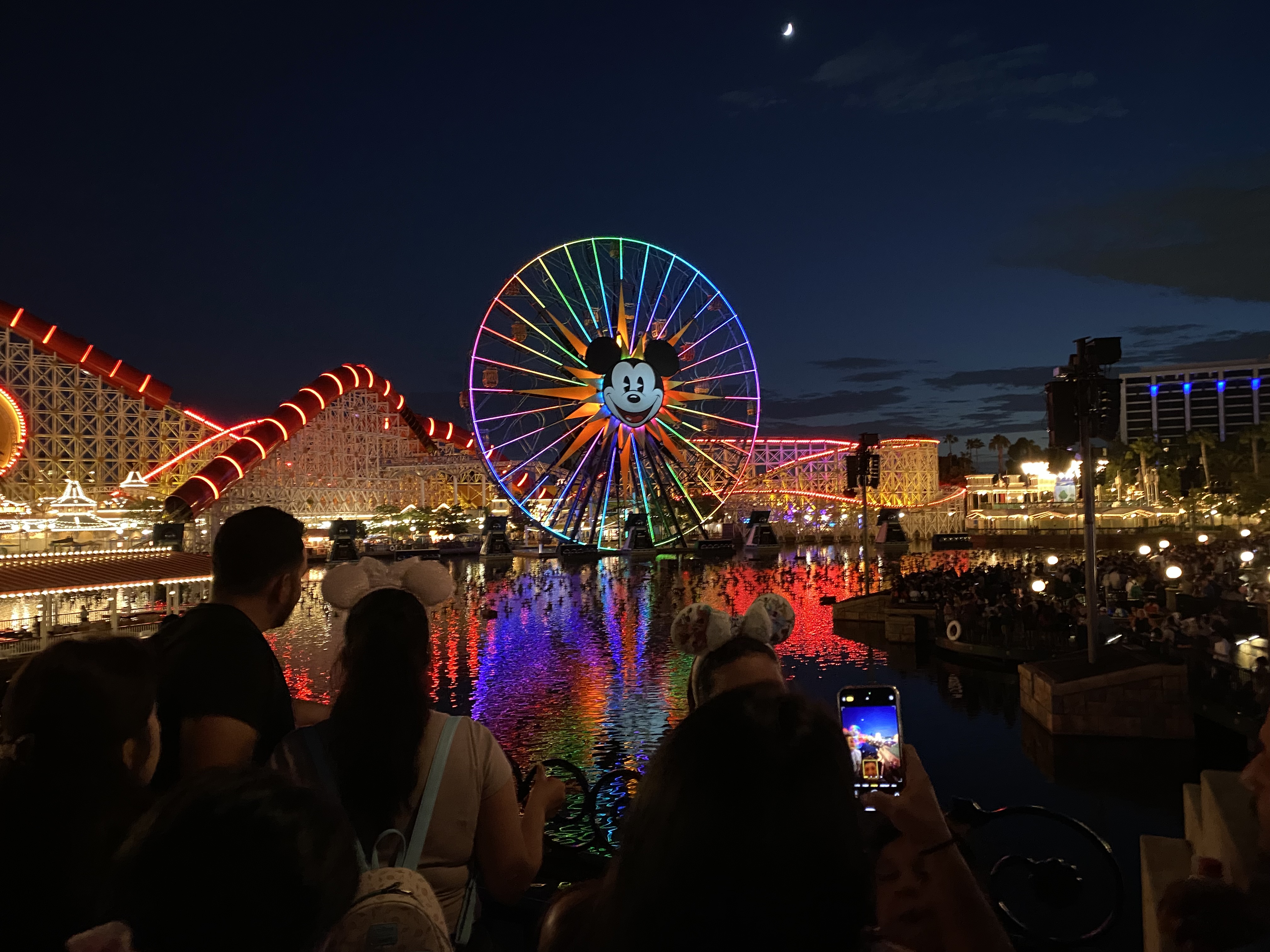 디즈니 캘리포니아 어드벤처, 분수쇼 보기 위해 기다리는 사람들의 모습을 촬영한 사진입니다.