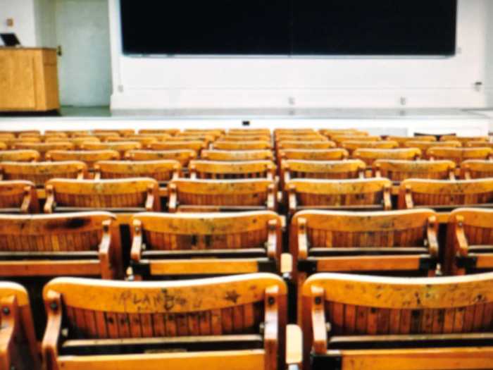 나무색 의자가 나열된 시험장 모습