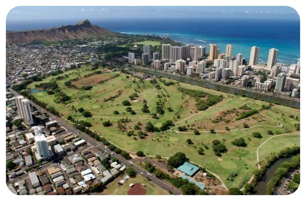 와이키키-해변-근처-알라-와이-골프장-하늘에서-찍은-사진