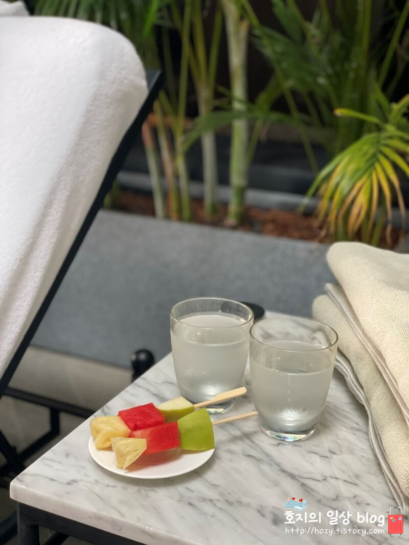 방콕 신돈캠핀스키 수영장 무료간식