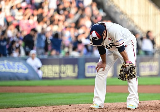 고개를 숙이고 아쉬워하는 최원준 선수의 2025시즌 경기 사진