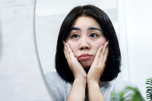 여자 얼굴 붓는 이유와 붓기 빼는 방법 정보 이미지로 림프 마사지와 식습관 개선을 통한 부종 완화 관리법을 소개하는 피부 건강 케어 콘텐츠