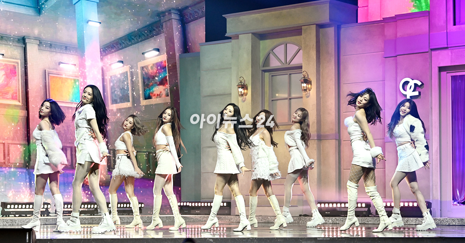 그룹 프로미스나인 송하영-장규리-이채영이 17일 오후 서울 용산구 한남동 블루스퀘어에서 열린 프로미스나인(fromis_9) 미니 4집 앨범 'Midnight Guest'(미드나잇 게스트)' 쇼케이스에 참석해 타이틀곡 'DM' 무대를 선보이고 있다. [사진=정소희 기자]