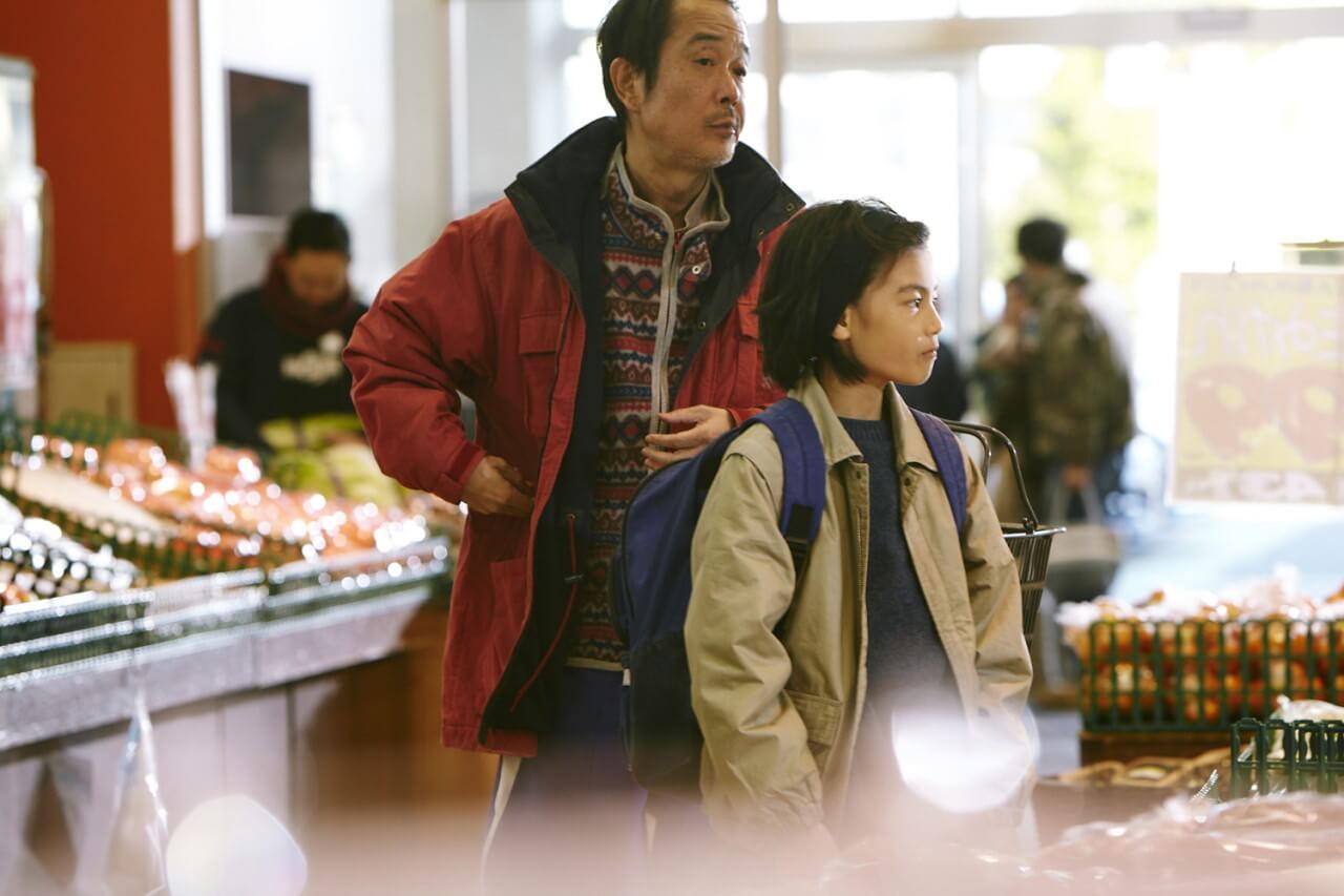 쇼타에게 좀도둑질을 가르치는 오사무