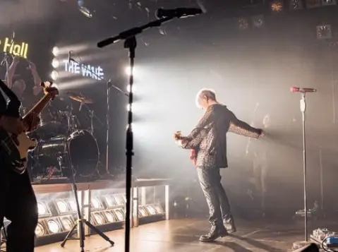 싱어게인3- 무대위 정장을 입고 스탠딩마이크 여러대 사이에 뒤돌아 서있는 40호