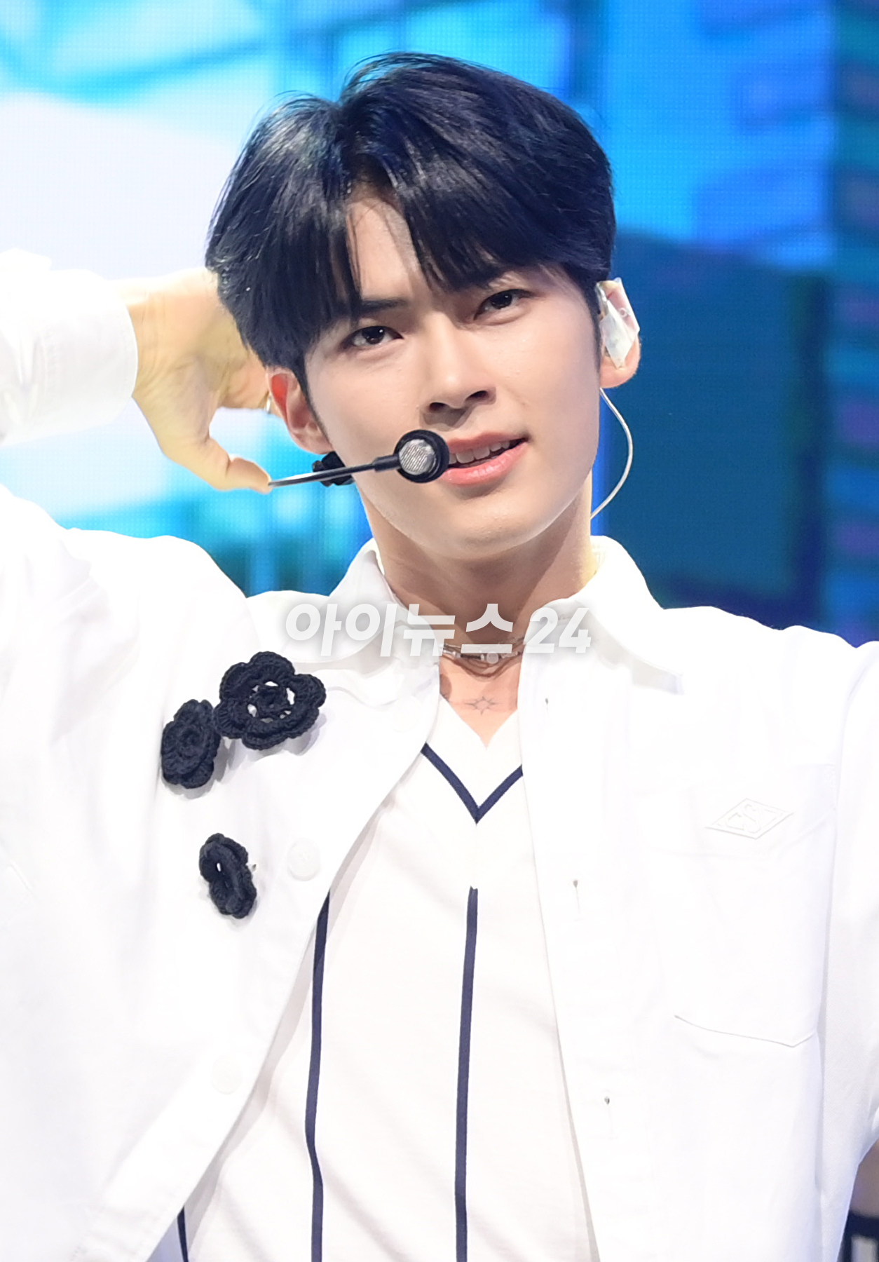 그룹 제로베이스원 성한빈이 10일 오후 서울 광진구 광장동 예스24라이브홀에서 열린 제로베이스원(ZEROBASEONE) 데뷔 쇼케이스에서 멋진 무대를 선보이고 있다. [사진=정소희 기자]