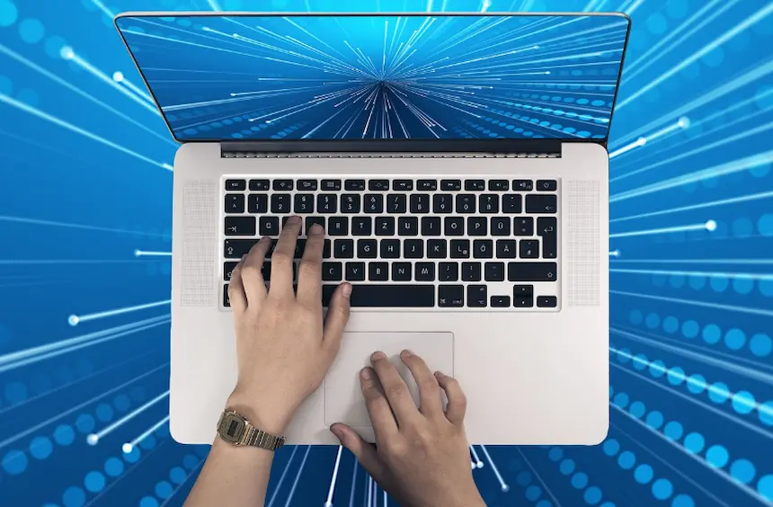 노트북의 화면과 배경이 둘 다 성장확장하는 느낌의 이미지