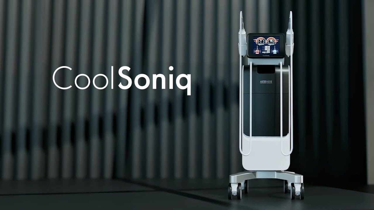 CoolSoniq-로고가-왼쪽에-배치되고-오른쪽에는-의료용-초음파-시술기기로-보이는-슬림한-디자인의-CoolSoniq-장비가-검정색과-흰색의-조합으로-세련되게-디자인되어-중앙에-세워져-있는-장면-기기-상단에는-계기판처럼-표시된-디지털-디스플레이-화면이-보이며-배경은-어두운-회색톤의-커튼이나-벽면으로-구성되어-전반적으로-차분하고-전문적인-분위기