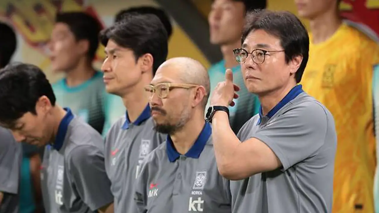 파리-회색 반팔티를 입은 황선홍감독과 코칭 스태프들이 선수들의 뛰는 모습을 보는 모습