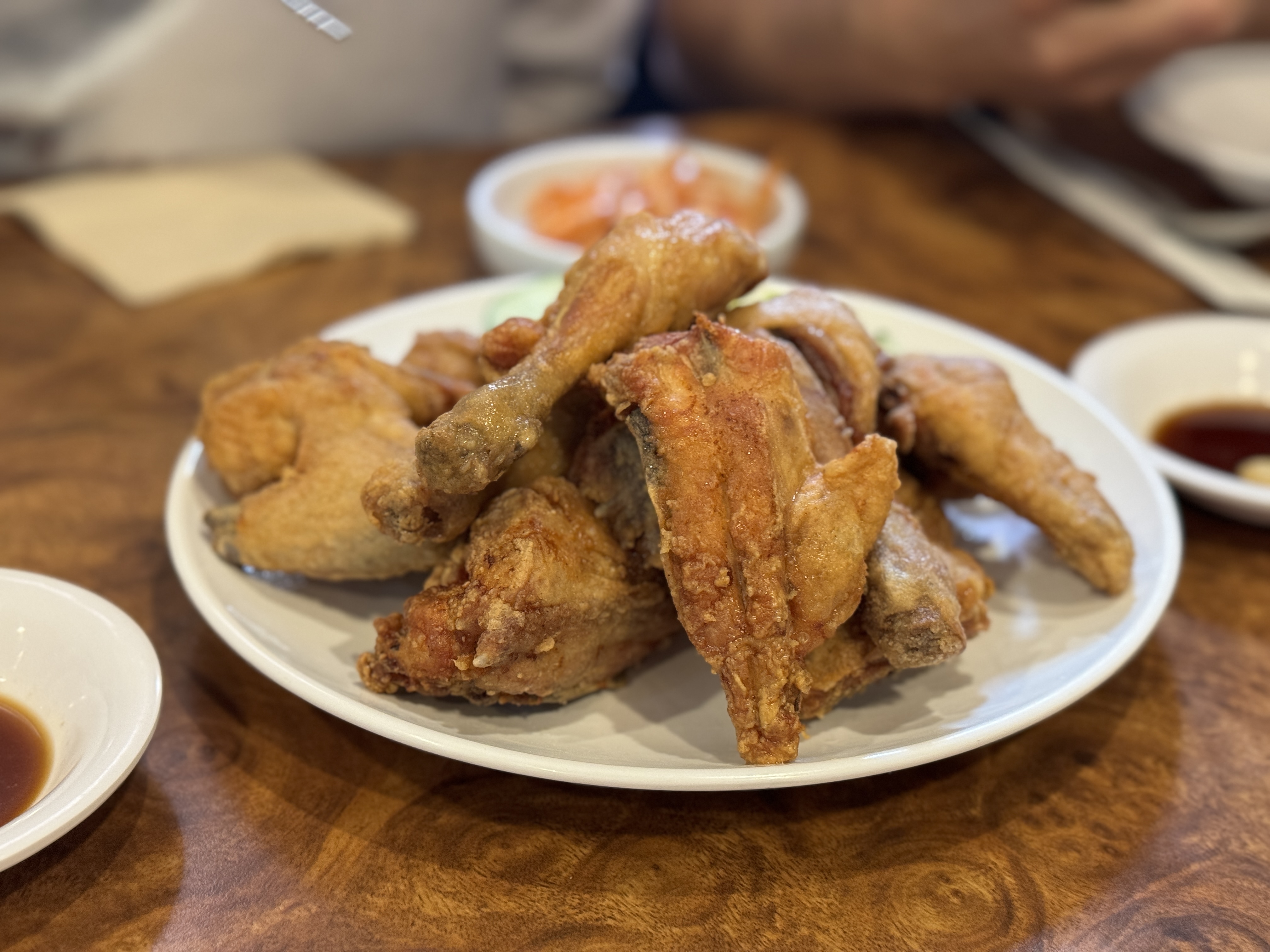 튀김옷이 얇고 옛날 치킨 스타일의 담백한 맛을 자랑하는 명동곰돌이 시그니처 메뉴 치킨