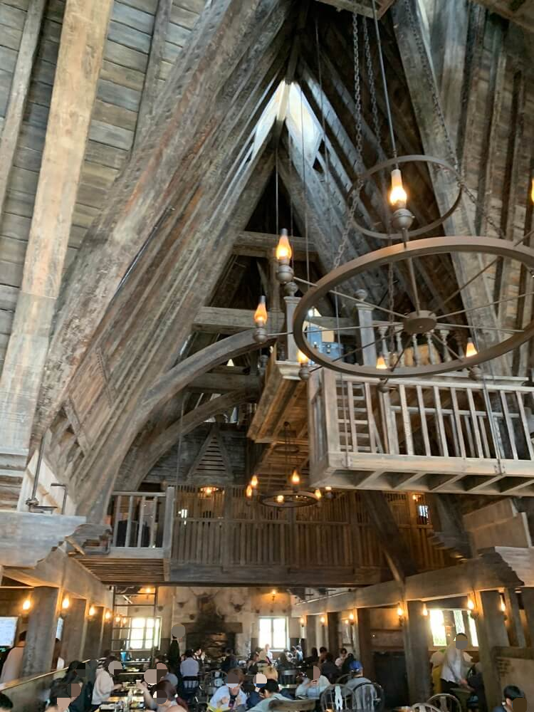 Three Broomsticks 내부