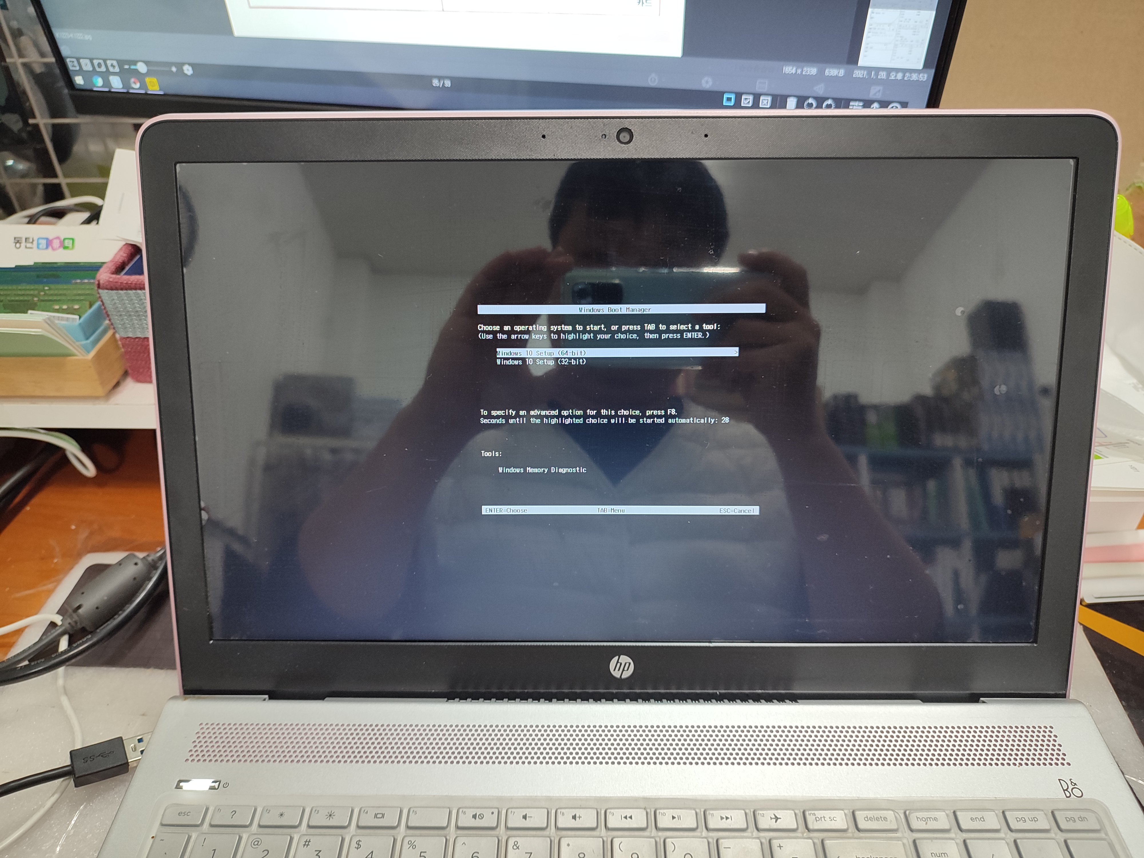 메인보드 설정화면에서 SSD 인식되는 걸 확인하고 윈도우10 홈에디션 정품을 설치하고 있습니다.&nbsp;