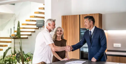 합리적인 부동산계약을 체결하는 사람들