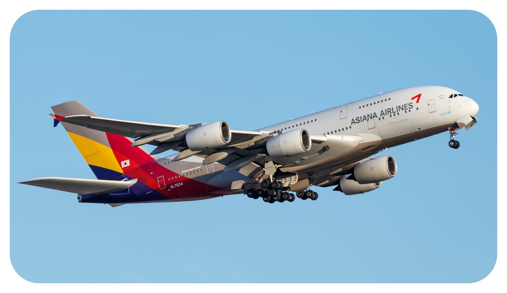 아시아나항공 A380 여객기가 하늘을 날고 있는 모습을 찍은 사진