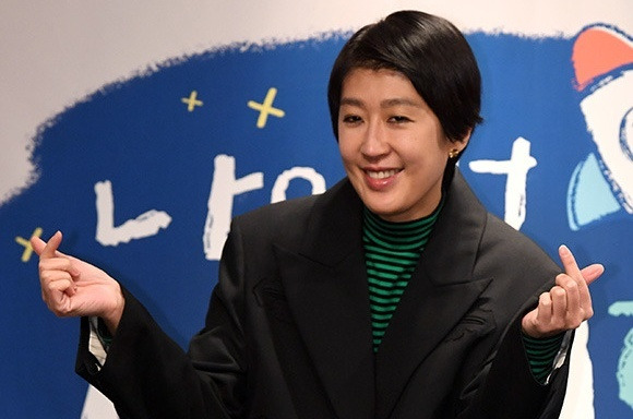 홍진경이 손하트를 하는 모습 (사진 출처:더팩트)