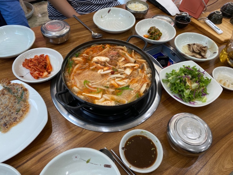 뜨끈한 국물이 생각날 때! 산더미 표고버섯 전골, 표고칼국수, 표고오채밥 경북 영주 맛집 추천 생방송투데이 리얼맛집 오늘방송 자족식당