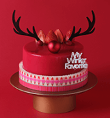 빨간 케잌위 사슴뿔이 두가 나온 이미지