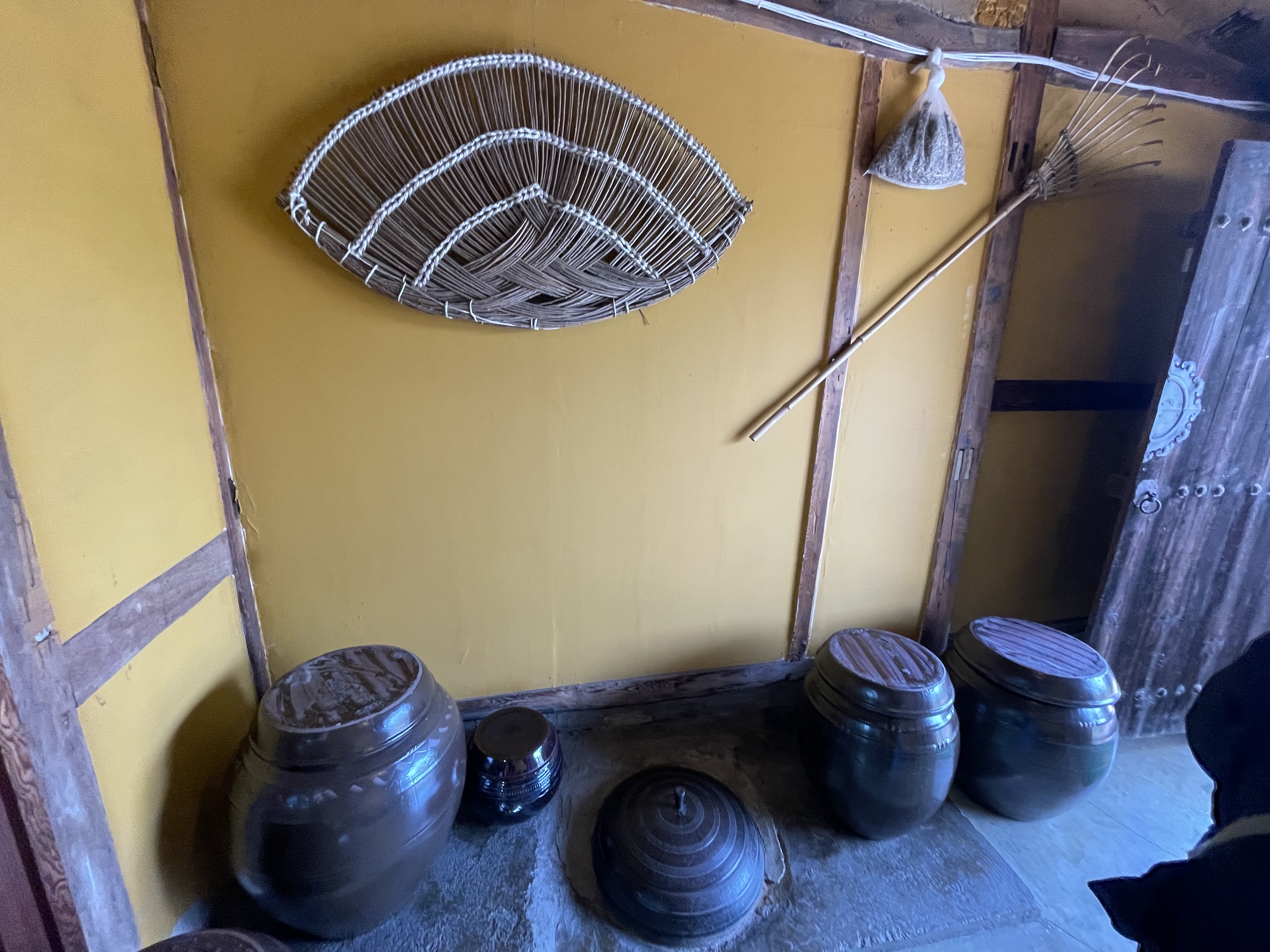 마패불고기 안쪽의 장독대들