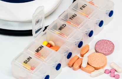 알약 케이스와 알약들