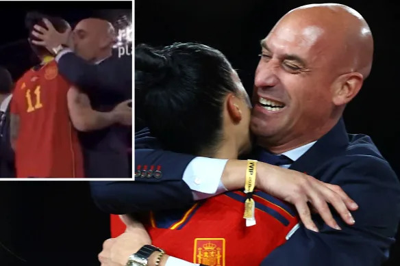 FIFA, 동의 없이 선수에게 키스한 스페인 축구 회장에 자격 정지 VIDEO: FIFA Suspends Spanish Soccer President Luis Rubiales After Kissing Player Without Consent