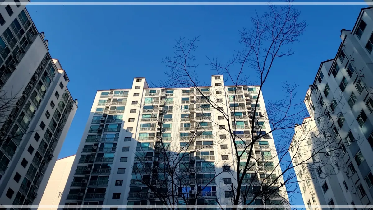 파란하늘과-구축아파트단지가-3개동이-모여있다