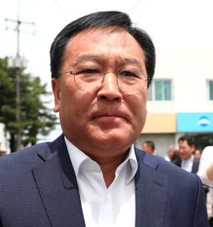 민원인 앞에 바지내린 김진하 군수 논란