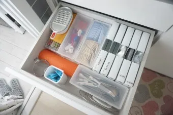 집안 서랍 정리 트레이 파티션 라벨 사용빈도별 배치 노하우_11