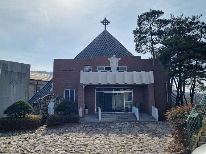 경주 산내성당 본당 건물, 성모동산 성모상 사진