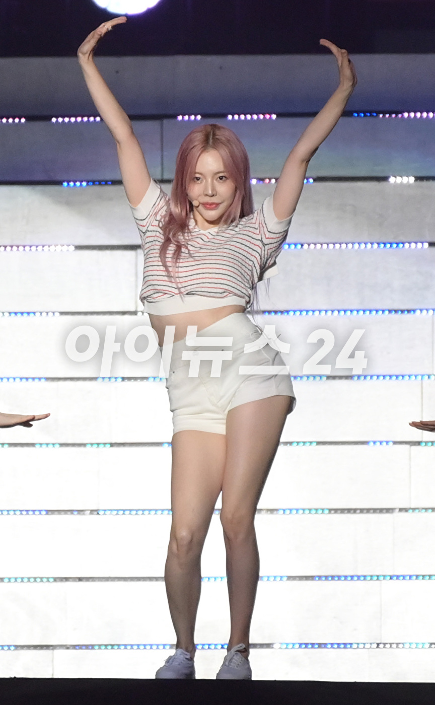 &#39;포에버 원&#39; 그룹 소녀시대가 20일 오후 경기 수원월드컵경기장에서 진행된 &#39;에스엠타운 라이브 2022 : 에스엠씨유 익스프레스 @휴먼 시티_수원&#39;(SMTOWN LIVE 2022 : SMCU EXPRESS @HUMAN CITY_SUWON) 콘서트에서 &#39;포에버 원&#39; 무대를 선보이고 있다. [사진=정소희 기자]