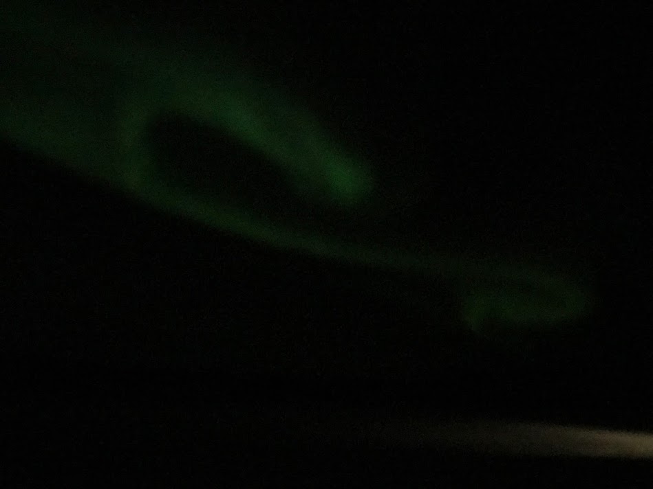 점점 커지는 초록빛 오로라 첫 장면