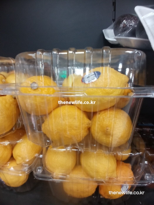 당뇨에 좋은 음식 노란 껍질의 상큼한 레몬 과일 실물 사진