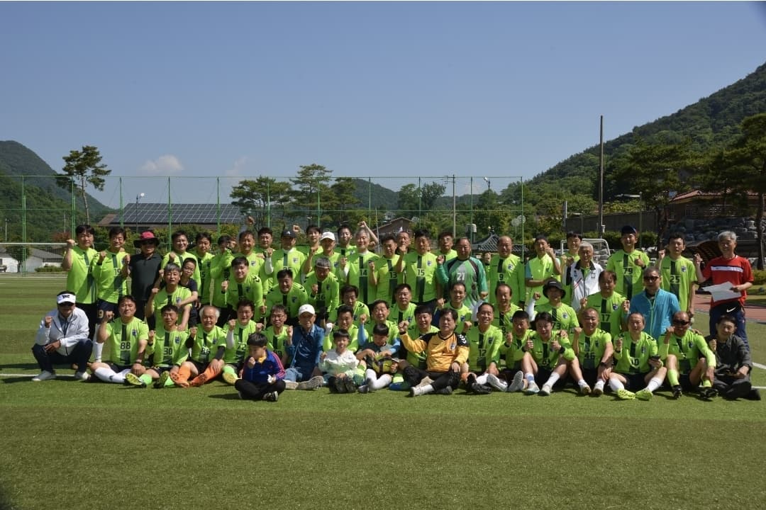 연령도 직업도 다르지만 축구공 하나 앞에서는 같은 난우FC 회원이다 세대를 뛰어넘어 함께할 수 있다는 것이 생활축구의 큰 매력이다