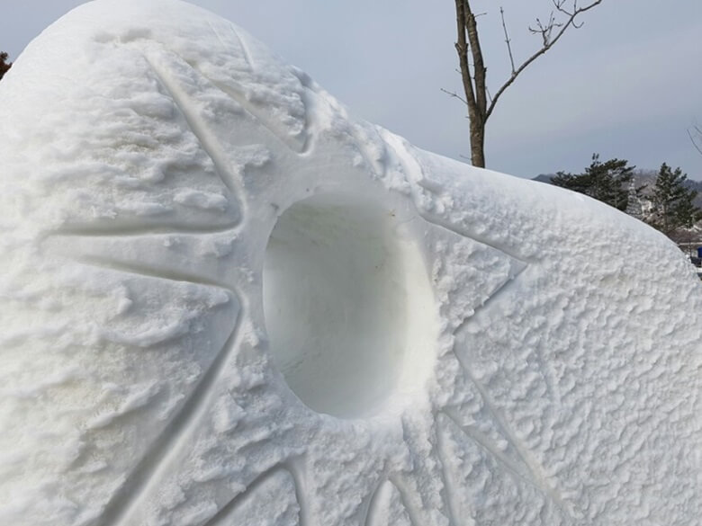 별모양의 무늬와 중앙이 둥글게 뚫려있는 눈 조각품
