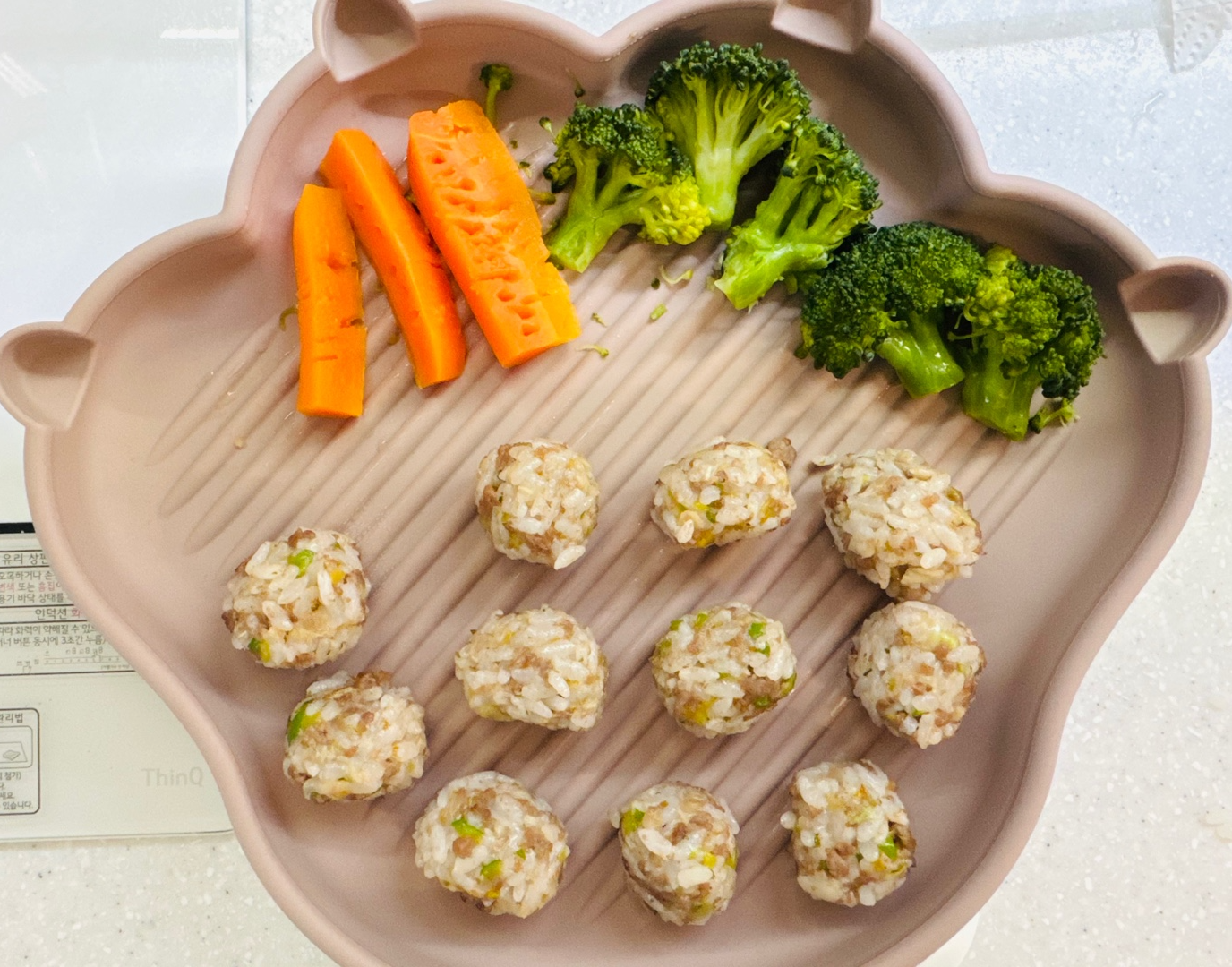 브로콜리, 당근 찐 채소스틱과 소고기애호박밥볼로 구성된 아기 자기주도 이유식 식판