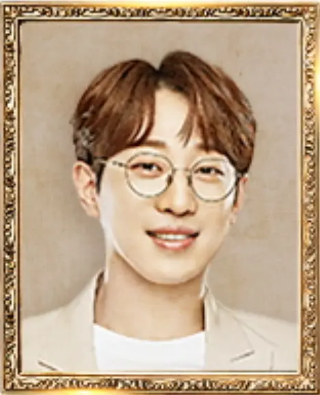 미스터트롯2-
금빛액자안 베이지색 쟈켓 흰색 셔츠 입고 안경을 쓴채 미소짓는 안성훈