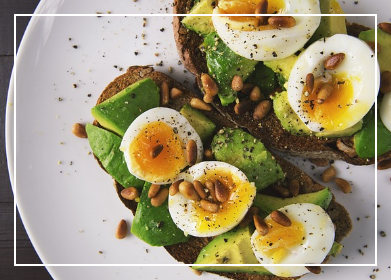 다이어트에 도움이 되는 아침식사 통곡물 토스트 아보카도 삶은 달걀