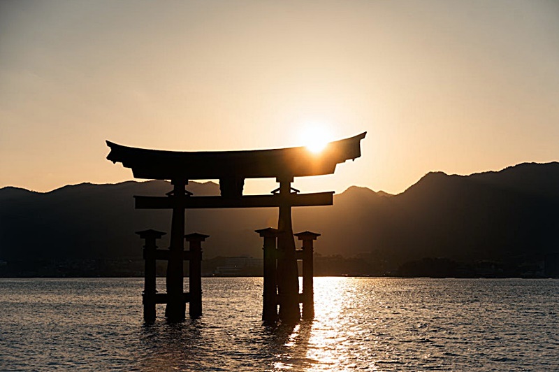 일본여행-신사에-노을진-모습