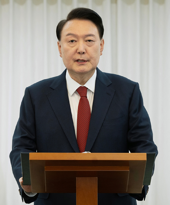 윤석열 대통령이 본인의 탄핵소추안이 국회에서 가결된 14일 서울 한남동 관저에서 대국민 담화를 하고 있다. 2024.12.14 [대통령실 제공. 재판매 및 DB 금지] [사진=연합뉴스]