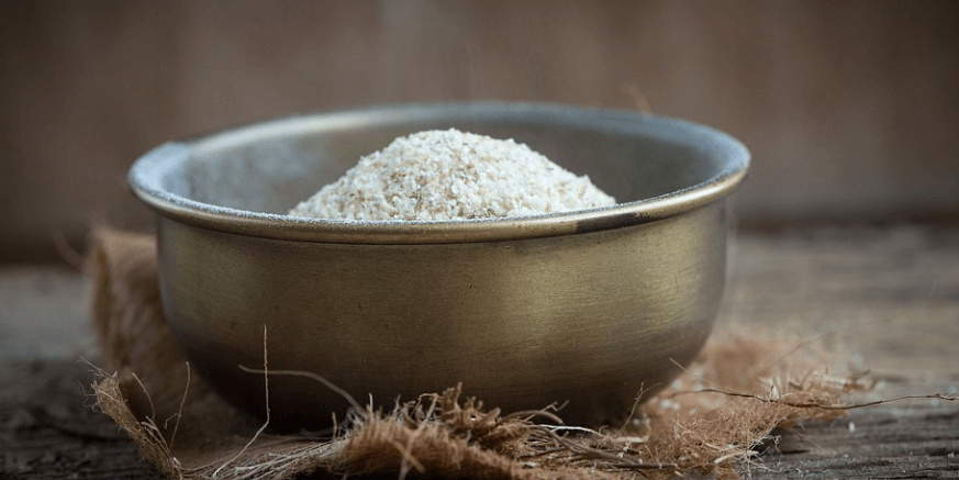 통밀 가루가 그릇에 담겨 있다