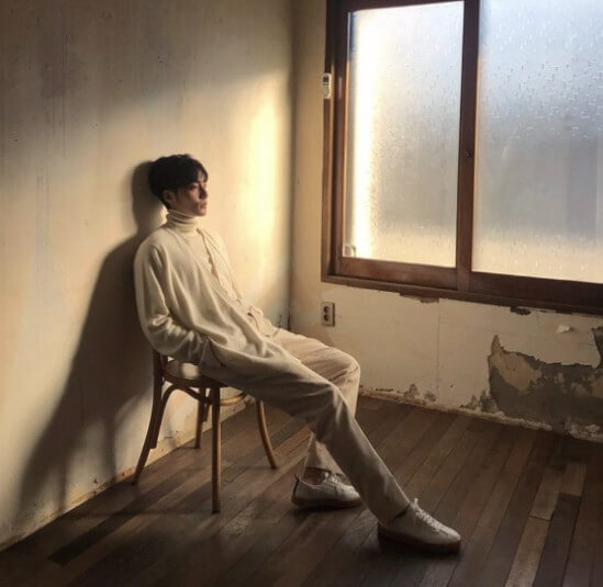 로이킴이-위-아래-하얀-옷을-입고-의자에-걸터-앉아-있는-사진