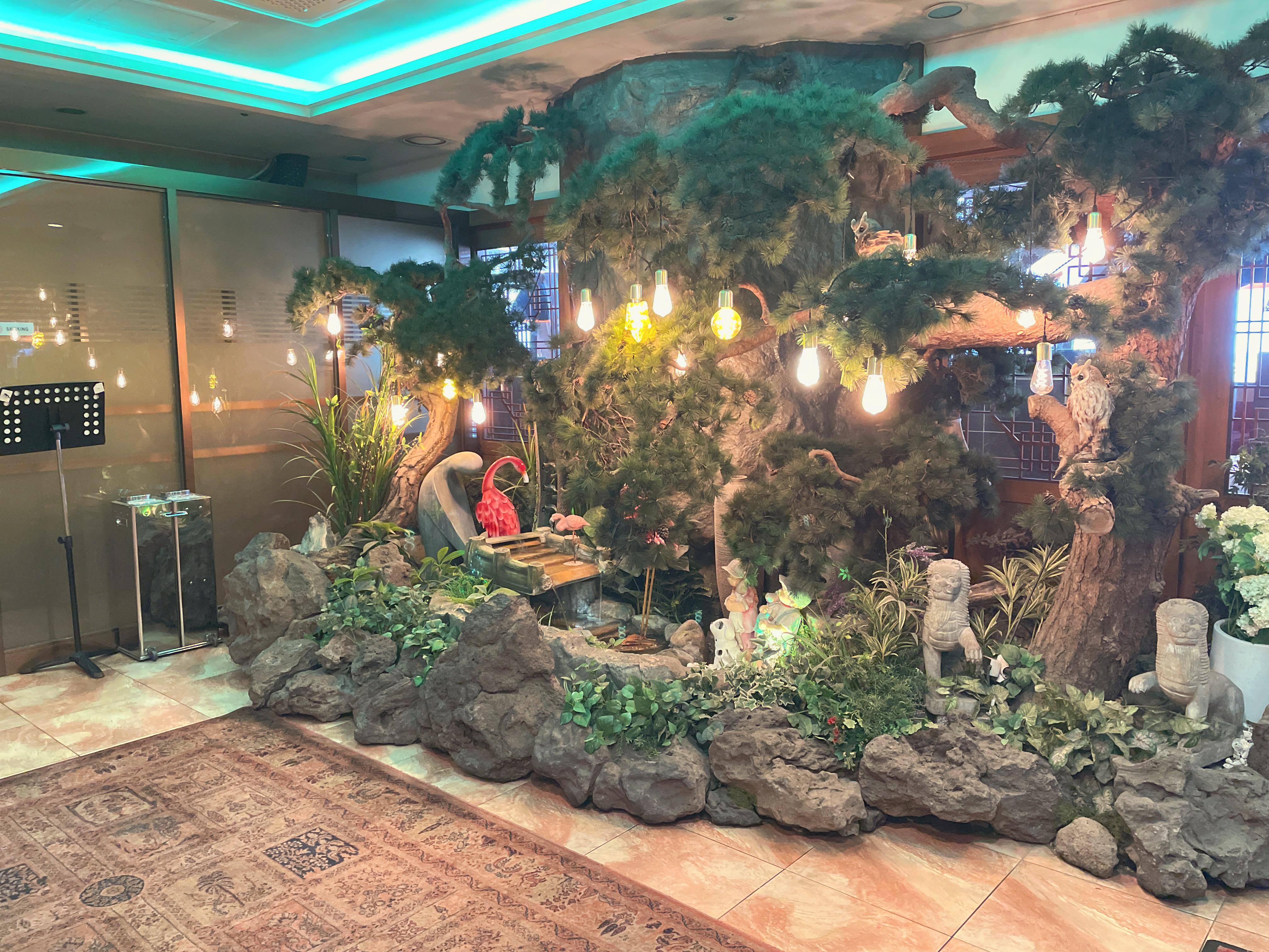 엘레베이터에서 내리면 바로 보이는 만강홍